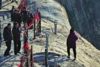 女子在华山绝壁站3小时疑轻生 家人赶到将其劝离