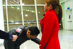 男子重逢26年未联系初恋情人 女方为其怀孕生女