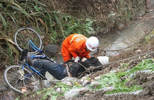 成都男子骑车掉入水沟 面部朝下当场溺亡