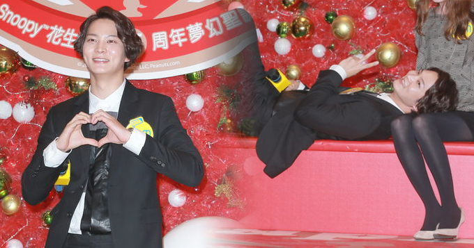 组图：周元香港过圣诞 卧躺美女大腿