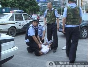 成都两名男子抢劫女车主车辆 因颜色扎眼被抓