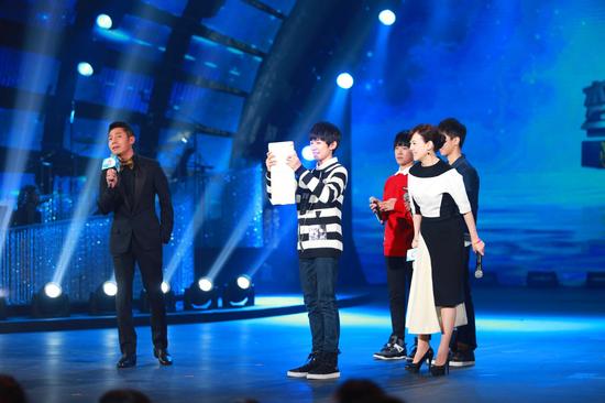 TFboys助阵星搭档 成爱心传唱首发嘉宾