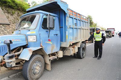 非法改装、人货混载 达州货长安车主被处罚