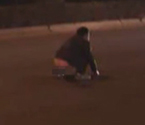 醉漢馬路方便被車撞飛