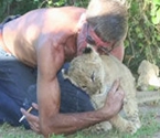男子养18只狮子当宠物