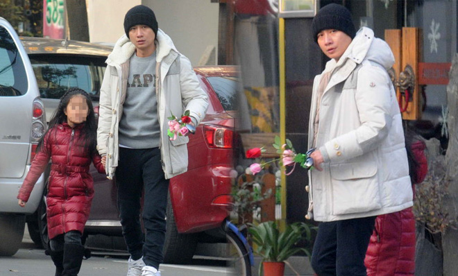 文章接女放学 手持玫瑰匆匆玩快闪