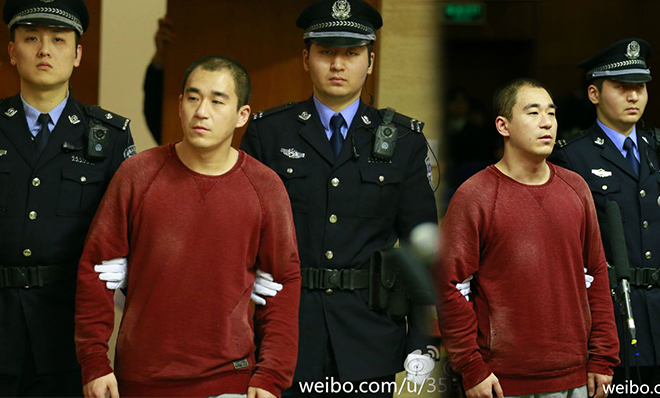 张默时隔六个月首曝光 红色旧毛衣略显发福 张默时隔六个月首曝光 红色旧毛衣略显发福