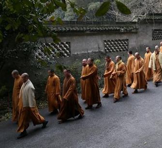 灵隐寺参加“健身走”祈福新年