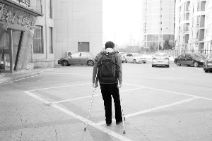 5旬保安值班时被撞 物业公司未算工伤反将其开