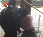 殘疾乞丐揮棍打好心人