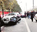 教練車被勞斯萊斯追尾
