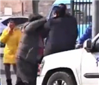 乞丐為搶地盤街頭對(duì)毆 