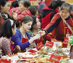 百步亭萬戶家庭同吃年飯