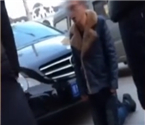 男子街頭跪求女友原諒