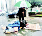 市民為發(fā)病倒地爹爹撐傘