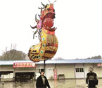 司機嘴頂龍頭為家人祈福