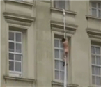 裸男从白金汉宫窗口爬出