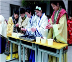 小學(xué)生身穿漢服搓湯圓