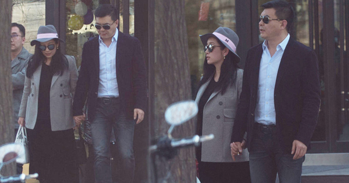 秦海璐出月子恢复神速 扮潮妈与老公会友