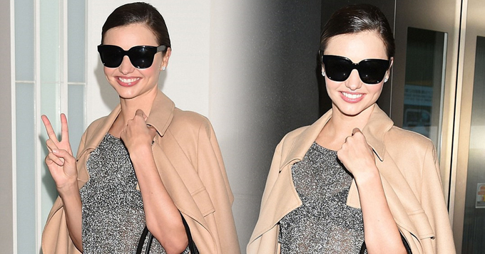 米兰达透视装露出黑bra 辣妈比剪刀手卖萌