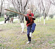 武漢老人玩轉(zhuǎn)20多種兵器