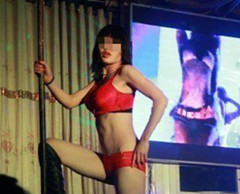 葬礼请脱衣舞表演 网友：伦理底线在哪儿