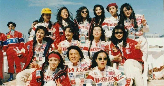 成龙被绝色女星拥簇旧照 画面养眼