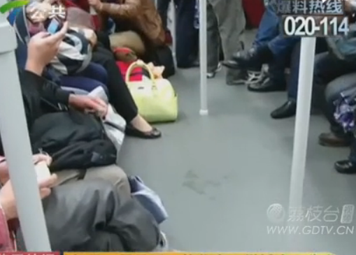 猥瑣男地鐵上摸短裙女郎 