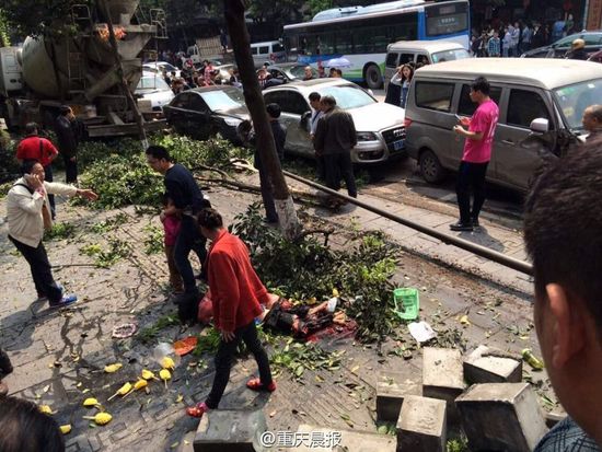 重庆磁器口一车辆冲向人行道 数人遭车碾压(图)