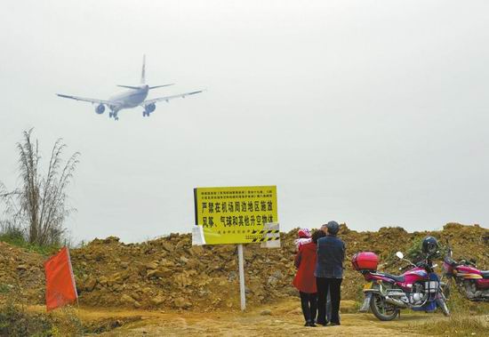 挖条旱沟断道 成都牧华路上看飞机的违停车辆少了