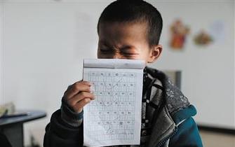 四川患艾滋遭驱逐男童赴山西就学 学会发生冲突不咬人