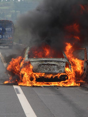 成南高速小车无故自燃 完全报废