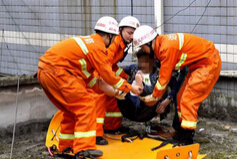 达州男子三楼窗台跳下被困房顶 消防官兵成功救援