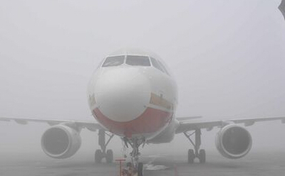 成都出现罕见大雾 高速路机场受影响