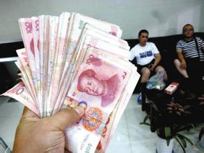 泸州清洁工捡到5000元苦等失主 她说：捡到就得还