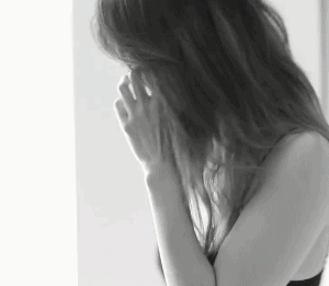 ella穿内衣出镜 秀美背被赞:美呆了