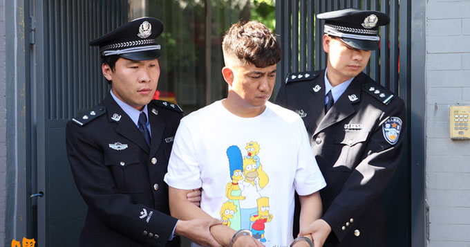 《嘿，老头！》曝黄磊被抓剧照 宋佳守护老头