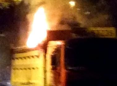 成都天然气管被挖断引燃运渣车 电线烤成丝