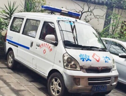 网曝成都一救护车停景区 医院领导被处罚司机被开除