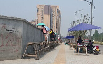 眉山市车管所驾考考场外 赤裸裸喊价乱象丛生