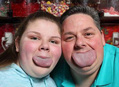 美国男子舌头宽8.6厘米破世界纪录 宽度超过iPhone6 