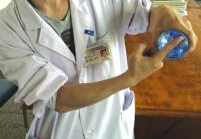 泸州大爷拉肚子腹泻 下体塞个网球止泻