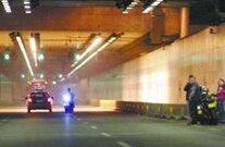 摩托隧道逆行 吓得南充女司机驾宝马撞了墙