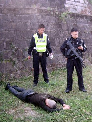 绵阳一偷车贼跳河逃跑腿被摔断