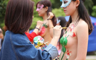 龙虎山景区办人体彩绘展吸引眼球