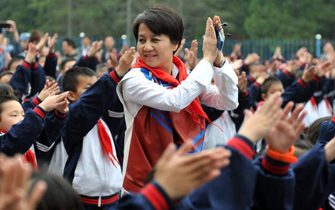 赌王四姨太与井冈山小学生共舞