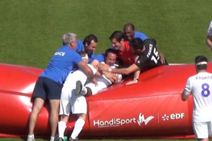 盲人球员连过3人破门