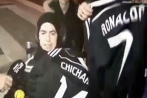 C罗送截瘫球迷球衣