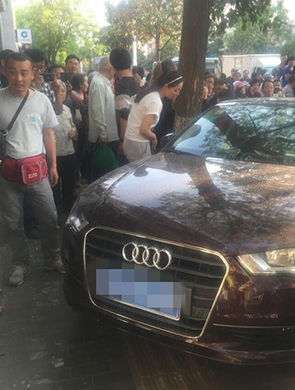 女子买奶茶不愿排队 开豪车撞人