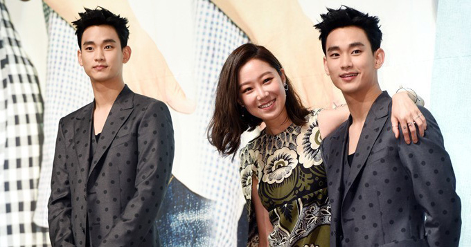 《制作人》发布会 金秀贤凤梨头被孔孝真搭肩